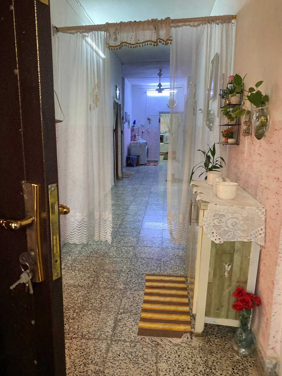 سلام عليكم دار للبيع طابو 250 منطقة حي العسكري قرب مدرسه الفاروق يتكون من كراج+حديقه+مخزن+استقبال+مطبخ حار وبارد ٣ غرف نوم صحيات داخلي وخارجي موزع + بيتونه الدار نضيف السعر 165 مليون الاتصال على الرقم ***********
