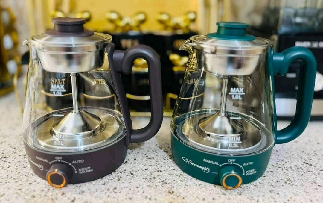 ماكينة شاي PowerMaxX3 مع سعة 1 لتر، تعمل بقدرة 600 واط، مزودة بوضعيتين للتحضير اليدوي والآلي. مصنوعة من زجاج سميك وفولاذ مقاوم للصدأ بدرجة مخصصة للطعام. مزودة بخاصية الحفاظ على السخونة، مثالية لتحضير الشاي بنكهات مختلفة. تأتي بلونين: البني والأخضر، مع مقبض بلاستيك مقاوم للحرارة.