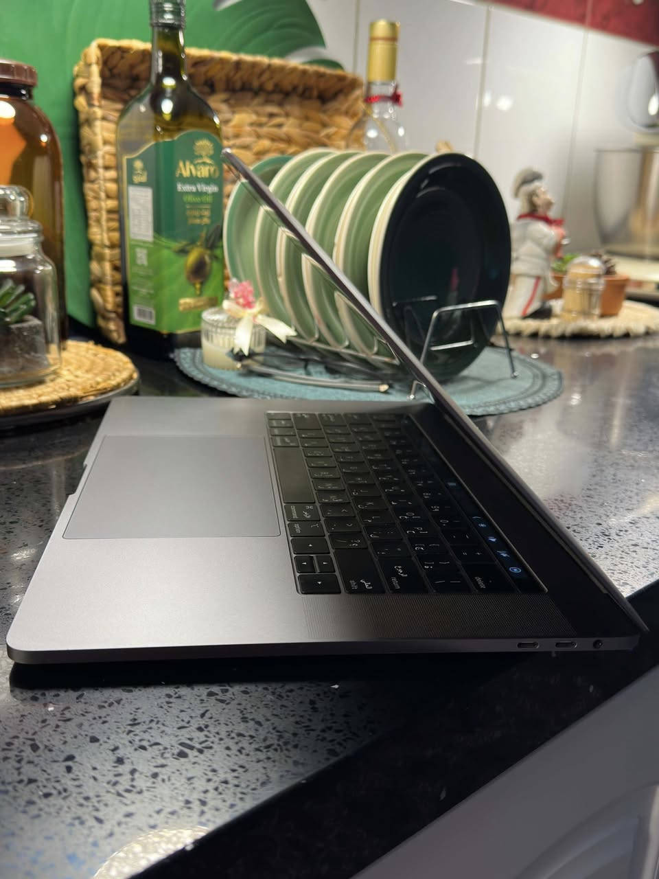 سلام عليكم 
MacBook Pro 2018 touch bar (15 inch) 💻
يعني محطه كامله 💻
: RAM 16 
: SSD512 
Intel Core i7 8950HK 6 Cores 2.6GHz 
Turbo Boost 4.3GHz يصل الى 
: كرت شاشه داخلي : Intel UHD Graphics 630.
و خارجي : Radeon Pro 555X.
• الذاكرة: 4 جيجابايت من نوع GDDR5
جهاز نضيف مابي اي اشخوط او ظربات ابداً
جهاز جداً نضيف و مامستعمل هواي كيبورد نضيف 
عربي انكليزي الكيبورد 
سماعاته جداً واظحه و عاليه 
و ويا  Adapter تحويل Ram &  2 USB & HDMI
مكاني حي الشرطه الشرطه الرابعه 
سعره 550 و بي مجال بسيط 🌹
***********

