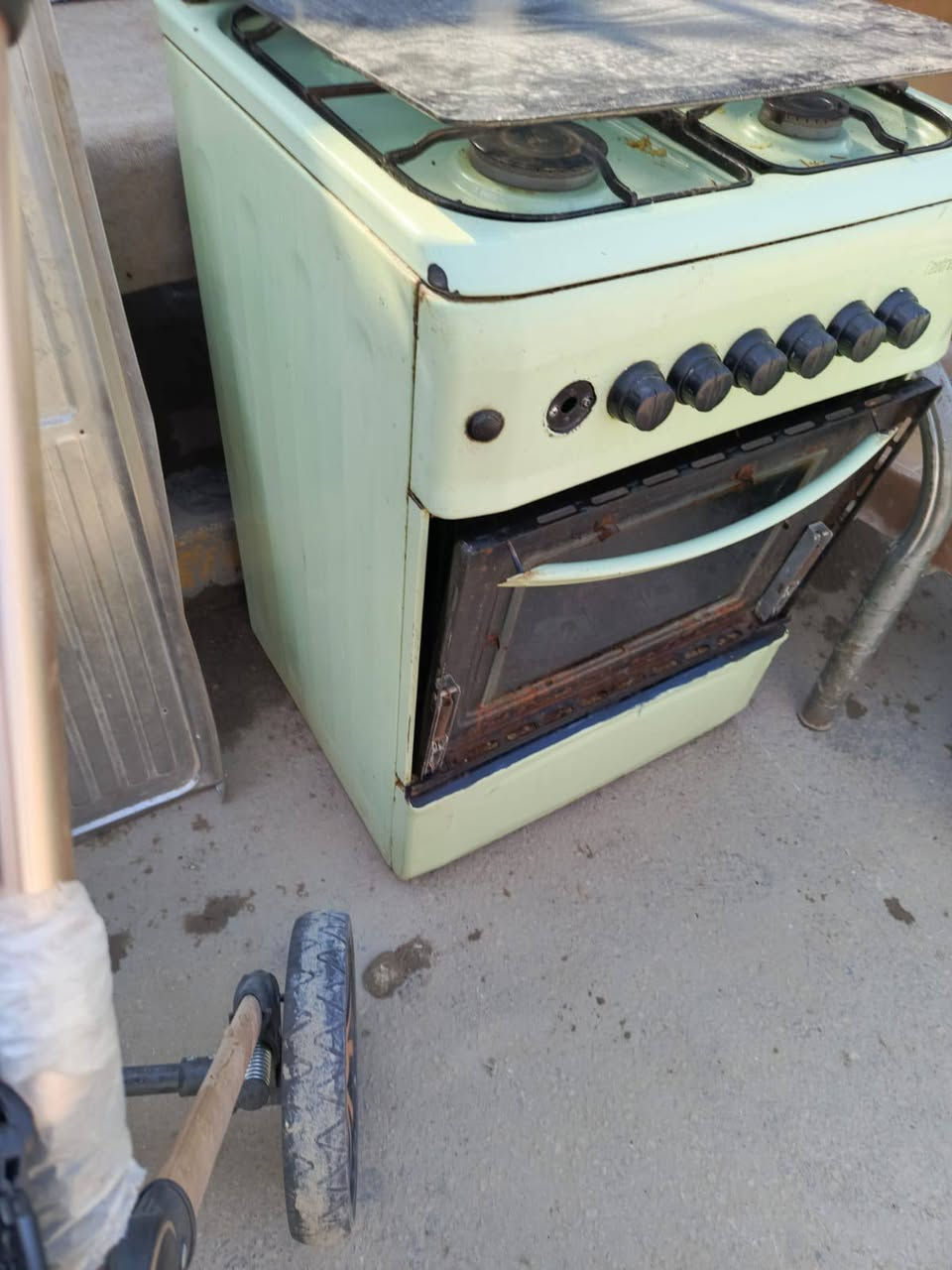 سلاااام عليكم للبيع طباخ ابو اربعه عين ابو الفرن ومع وفرن كهربائي نضيف كدامكم 
2..صوبه ام المنضر نضيفه كلش 
3...تاني ابو 500 
4..سنكي متر وربع جديد مامستخدم
5..دمبلص نضيف
6...التواصل على الرقم واتساب ***********8
