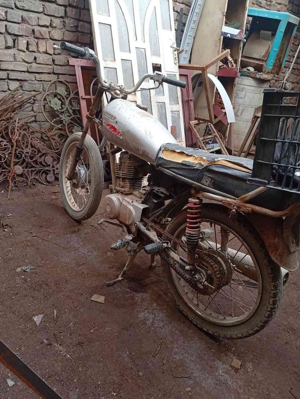 اربعة گير اوراق اصولي
للبيع الدراجه شغالة ومكينة ناعمه
فقط الويل الخلفي متكسر السيامه مالتة يرادلة ويل.  
السعر 150 قفل
‏‪0781 943 0755‬‏
الديوانية الجديدة
