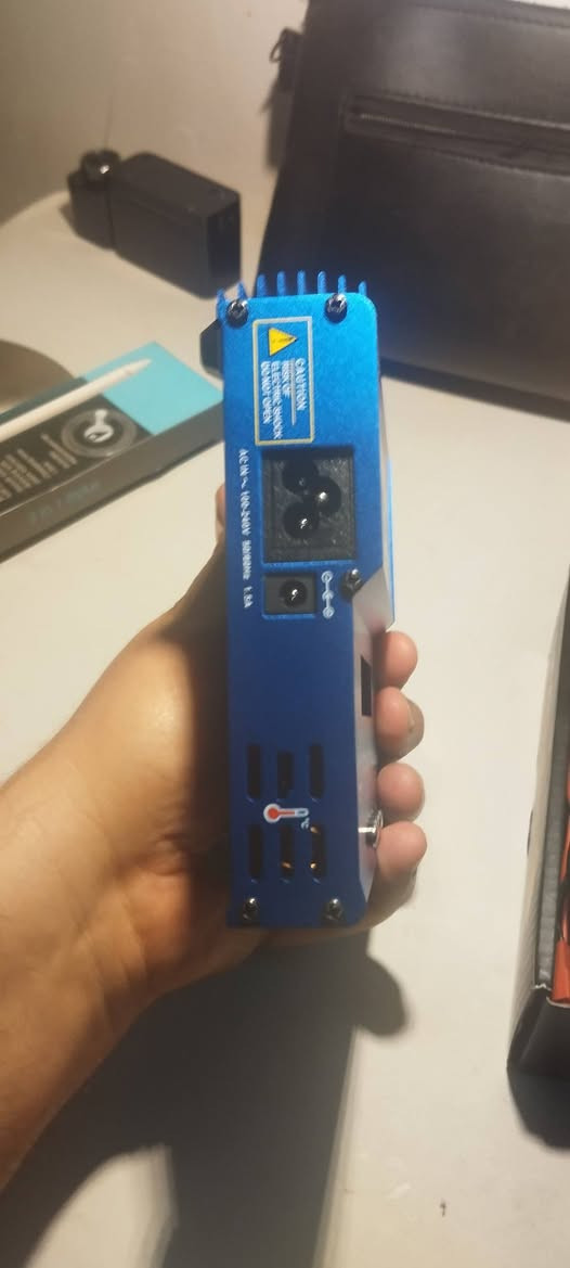 جهاز شحن وموازنة البطاريات IMAX B6AC. 
الوظيفة: شحن وتفريغ وموازنة أنواع مختلفة من البطاريات بما في ذلك LiPo، Li-ion، LiFe، NiCd، NiMH، و Pb. 
الطاقة: طاقة شحن قصوى تبلغ 80 واط وطاقة تفريغ 5 واط. 
المميزات: محول تيار متردد مدمج، شاشة LCD رقمية، وحماية متعددة (القطبية العكسية، الدائرة القصيرة، الشحن الزائد، ودرجة الحرارة الزائدة). 
نطاق التشغيل: يدعم بطاريات الليثيوم من 1 إلى 6 خلايا وبطاريات NiMH/NiCd من 1 إلى 15 خلية.


**إذا كنت صاحب هذا الإعلان وتريد حذفه لأي سبب، رجاءا أرسل رسالة إلى الدعم الفني**