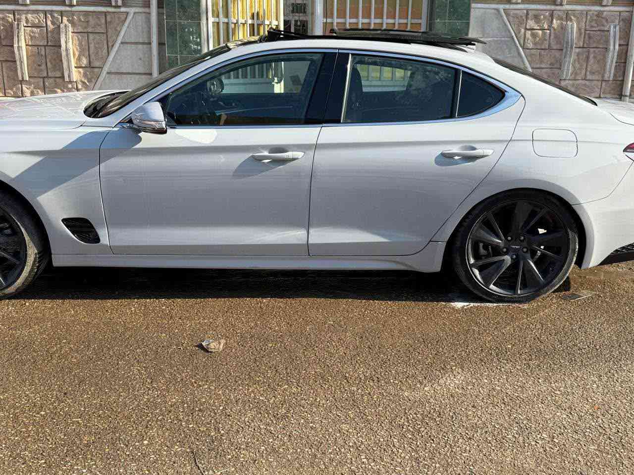 جنسس G70 موديل 2023 
السيارة 4 سلندر 2000 تيربو 
حادث السيارة جانبي باب السائق والخلفي تبديل وجمالغ خلفي صبغ 
ايرباك فقط بردة الباقيات كلهن سليمات 
لون السيارة بحري / مرقم بغداد اب اسمي تحويل ثاني يوم 
مواصفات السيارة 
بصمة 
بنروما 
كراسي ثنين كهرباء 
تدفئة + تبريد كشنات 
شاحن وايرليس 
تبريد قطعتين ( امامي + خلفي )
جميع الجام اوتو
السيارة تو ويل ( دفع خلفي ) 
سترين كهرباء 
خزن كرسي السائق 
ترحيب بل مري 
رادار امامي / خلفي + تحديد مسار 
مري شفط + قلاب + تعتيم تلقائي
***********
السعر  قفل 23500$ 
شدتين و ٣٥ ورقة  
وبيها مجال للطيبين بغداد, العراق
