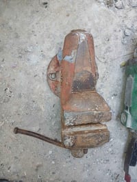 منكنه للبيع ماعرف شنو بيهة اشفت افره بس متطلع بغداد لأمين ثانيه 077142...