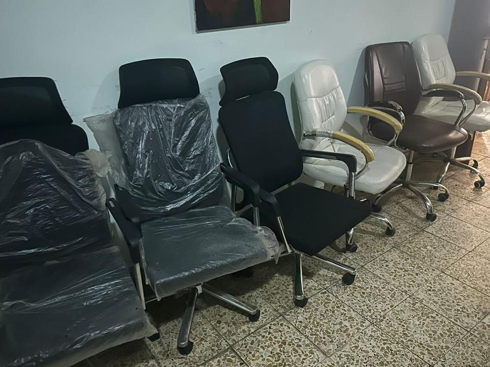 اثاث مكتبي جديد وبي مستعمل للبيع عنواني الجادرية ***********
