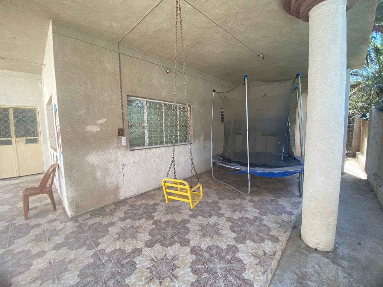 دار سكني للبيع ملك صرف المساحه 500 يرهم قسط أو مراوس *********** في قرية زهره قرب الساده
