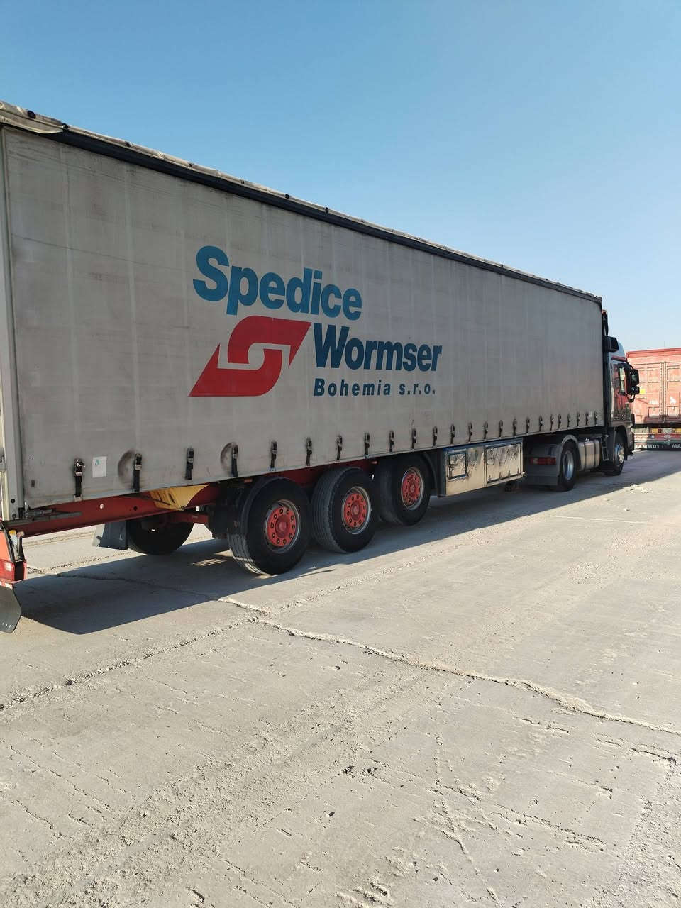 السلام عليكم سياره للبيع موديل ٢٠١٣ موصفات ريتادر حاكيه ونج قلاب بلادي رقم الهاتف ***********
