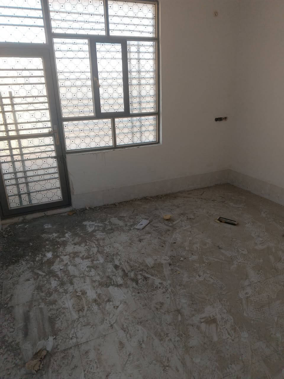 السلام عليكم يتوفر بيت للبيع المساحة 50متر طابقين مقابل حي الامام علي خلف حي الكرار نوع العقار سند 25قرار محكمه خدمات كامله مي ومجاري وكهرباء وتبليط عرض الشارع 9متر تبليط البيت بناء حديث بلوك يحتوي على غرفتين نوم وصاله ومطبخ واستقبال وصحيات الاستفسار عن السعر
***********
***********
