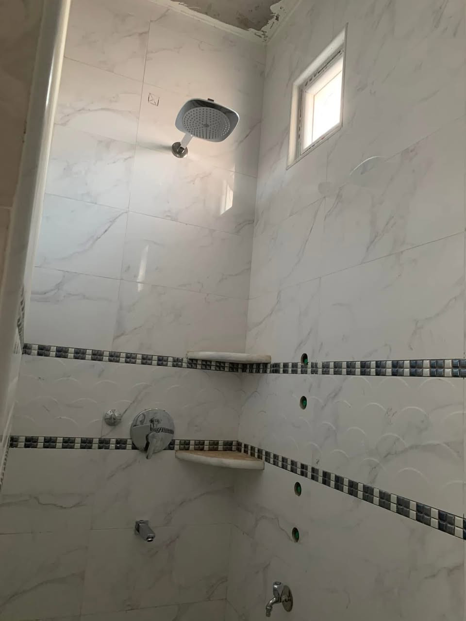 السلام عليكم 
يوجد مشابل طابق ثاني للإيجار  ١٢٠ متر غرفتين نوم  ومطبخ وصالة واستقبال ومجمع صحيات بناء حديث يقع في شارع الملا زين القوس 
يوجد بالمشتمل مطور ماء ، سخان جديد ، سنك في المطبخ ومغاسل في الصحيات .
علمان ان الطابق اول هي محلات وليس سكني. 
المطلوب عائلة صغيرة للاستفسار ***********
