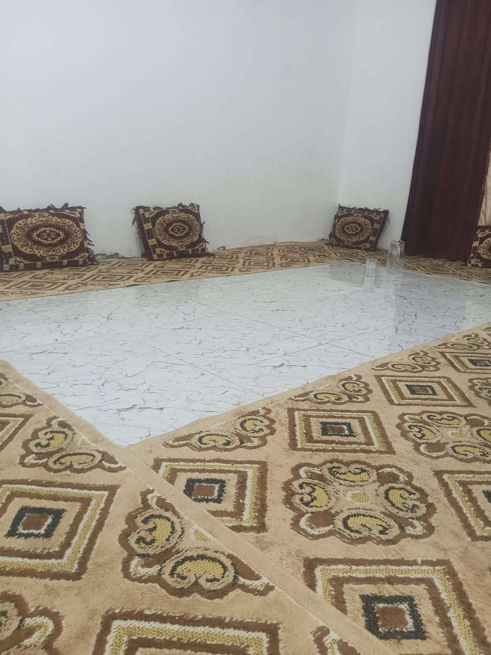 السلام عليكم دار للبيع مساحته 216
يتكون البيت من غرفتين وصاله ومطبخ وصحيات خارجيه 
و حمام داخلي ومساحت الاستقبال مامبنيه والسعر 50 وبي 
 مجال والعنوان شارع سيدمحمد نهايت قطاع 10 
الرقم :*********** وبي واتساب
