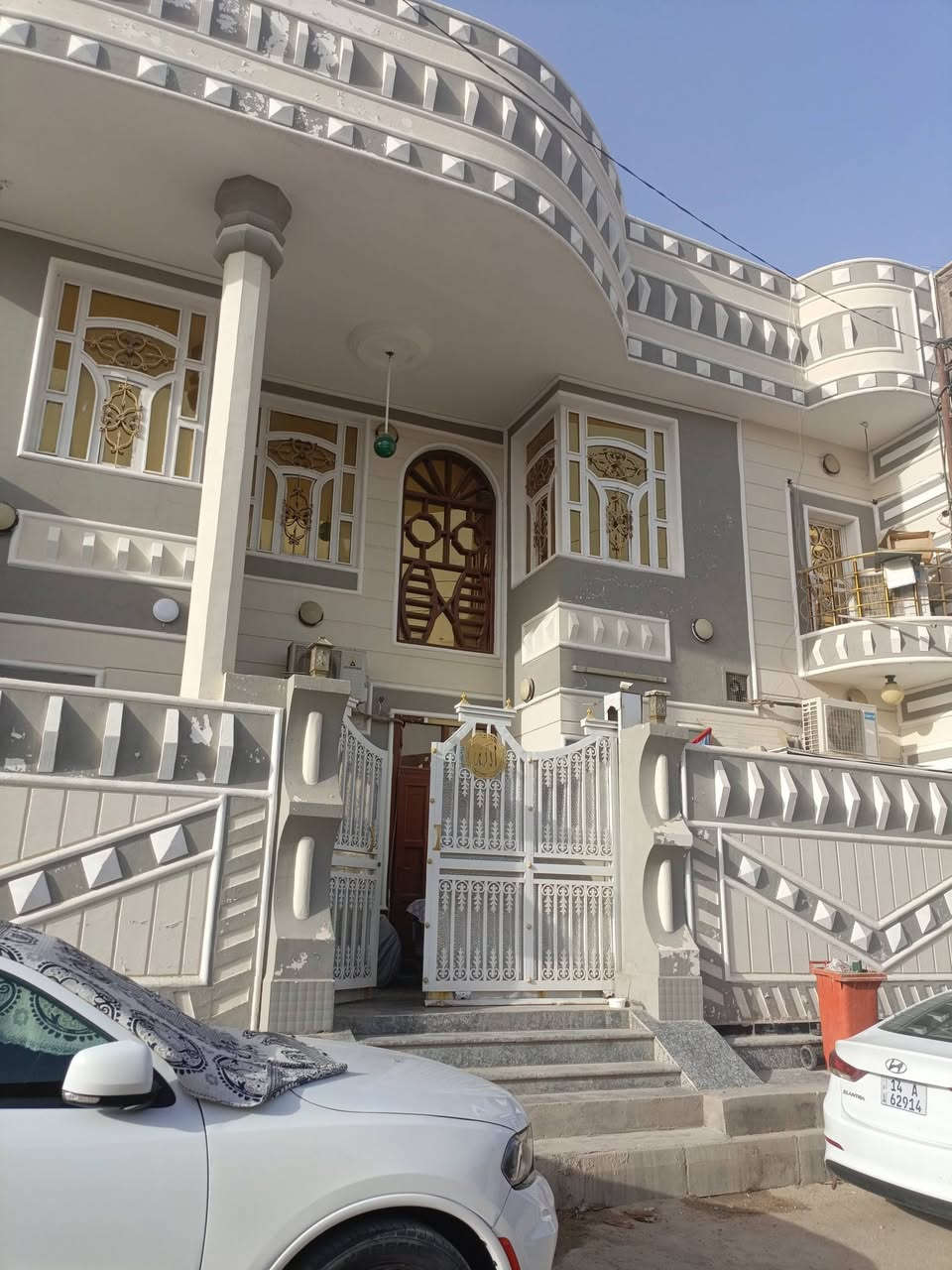يوجد لدينا دار سكن للبيع ١٢٥م طابقين بناء حديث مسلح الصالحيه قرب سيد جابر يحتوي على ٤غرف نوم وصالتين ومطبخ وديوانيه وطارمه للاستفسار الاتصال على الرقم ***********
