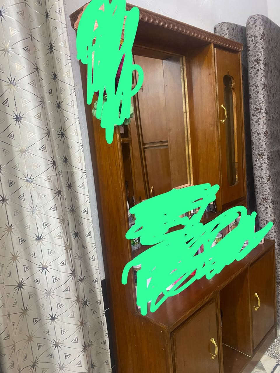 غرفة أ خشاب للبيع خشب عراقي  السعر 700وبيه مجال المكان الكرابله ***********
