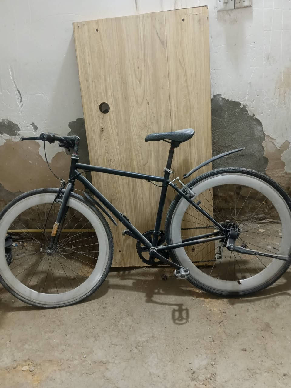 للبيع عوزه تصليح جوب لتاير الامامي وبريك فقط وقفله 30الف مكاني بغداد حي نصر قطاع 5 الاتصال***********
