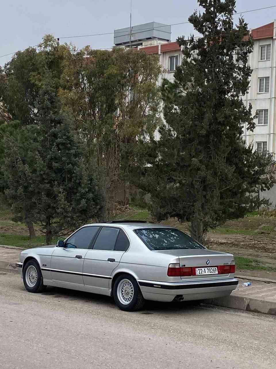 سلام عليكم حلال للبيع
BMW 525 A
موديل 93 فول مواصفات 
رقم أربيل باسمي سيارة تحويل مباشر 
عندها ضربة چاملخ سكن شبر 
مواصفات 
جامات كهربائى 
كشن جلد
سلايت بچم عريض 
لايتات زينون 
سيارة مكفولة من كل نواحي مكان سيارة چمچمال 
سعر سيارة ٧٨ بيها مجال للطيبين 
***********
