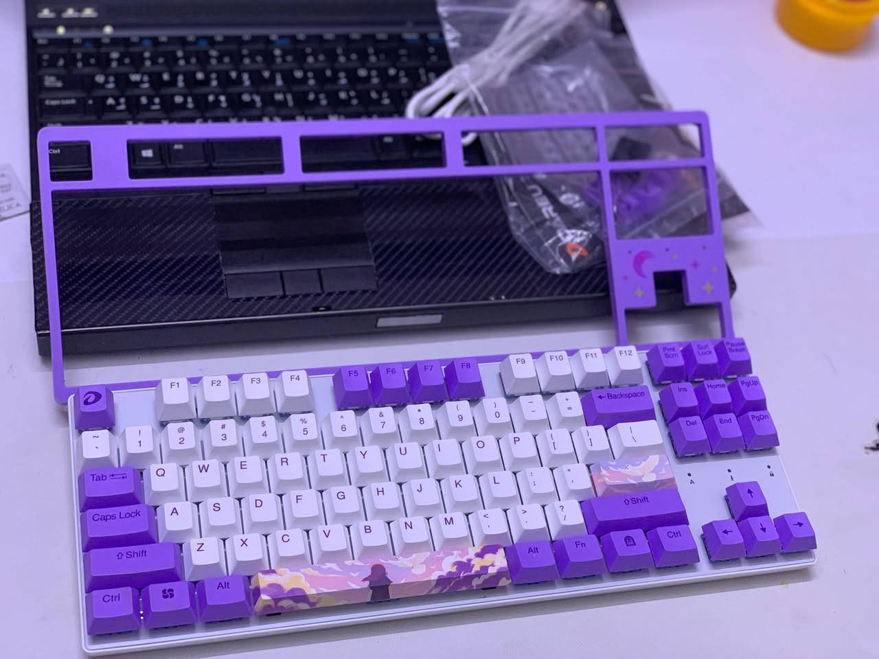 > للبيع كيبورد القيمنگ الاحترافي DAREU A87L (حجم 80%) 💜

>  *هوت سواب (Hotswap):** غير وبدل السويتشات براحتك بدون لحيم وكاوية.

>  سويتشات Dream Linear:** استجابة سريعة جداً، ضغطة ناعمة وصوت هادئ ومريح للّعب الطويل.

>  دكم PBT Dye-Sub:أنسى شي اسمه طبعة دهن أو حروف تمسح، دكم خشنة تعيش عمر.

>  كفر مغناطيسي:** الوجه البنفسجي ينشلع بثانية وحدة للتنظيف أو لتغيير الـ Style.
>  واير Type-C مفصول:حماية للواير وسهولة بالنقل.
> (الكيبورد نظيف جداً وكامل وية ملحقاته، 
مع كيبل وقالعه وكي كابس اضافي وكتلوك
السعر 50 الف توصيل متوفر بغداد  والمحافظات 5 الف
>


**إذا كنت صاحب هذا الإعلان وتريد حذفه لأي سبب، رجاءا أرسل رسالة إلى الدعم الفني**