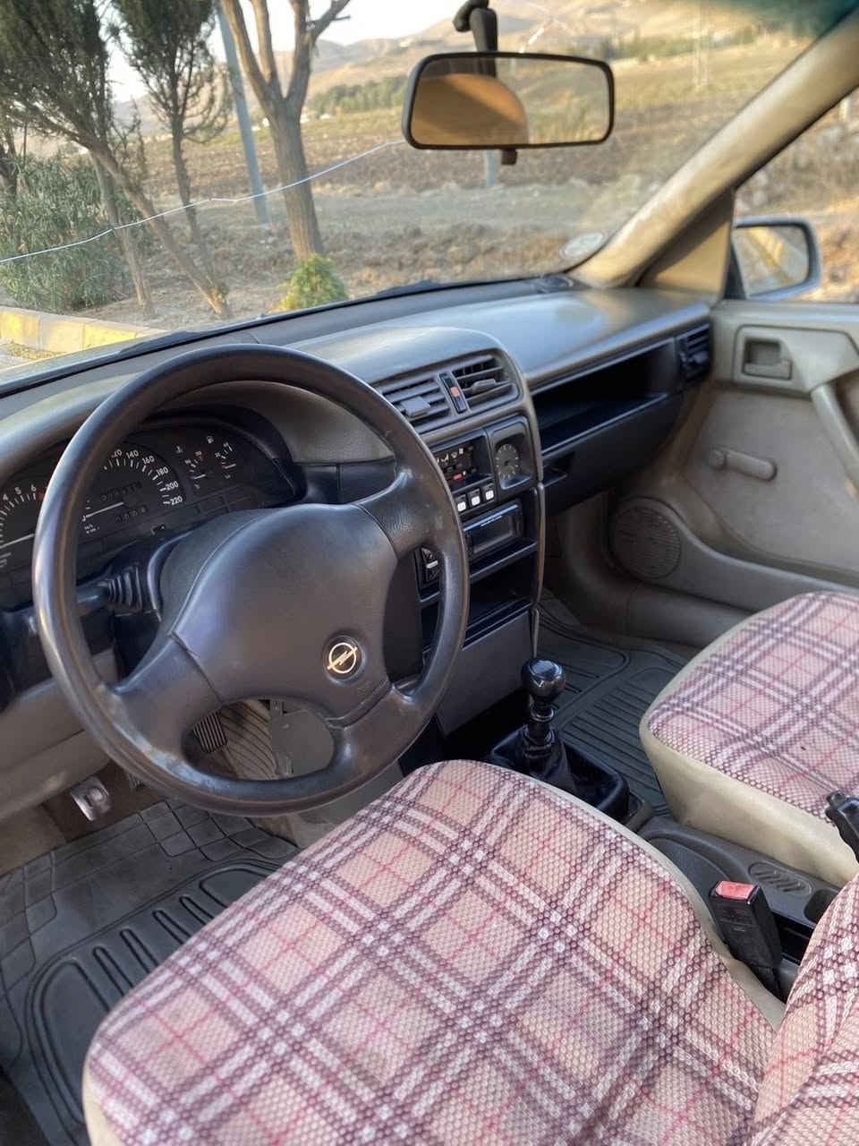 مەشتەری نیت سەرم مەیەشێنە ماڵەکە بیانو بڕە
ئۆپل مەکینە ٢٠
مۆدێل ١٩٩٠کامل کراوە بە ٩٥
ڕەقەم سلێمانیە ٣١٠هەزار خرامەی تیایە 
دوای مەعامەلە ئەیدەمەوە 
شوێنم بازیانە 
سعری ٤٣گەڵاو مەعامەلەیە 
ژم ***********
