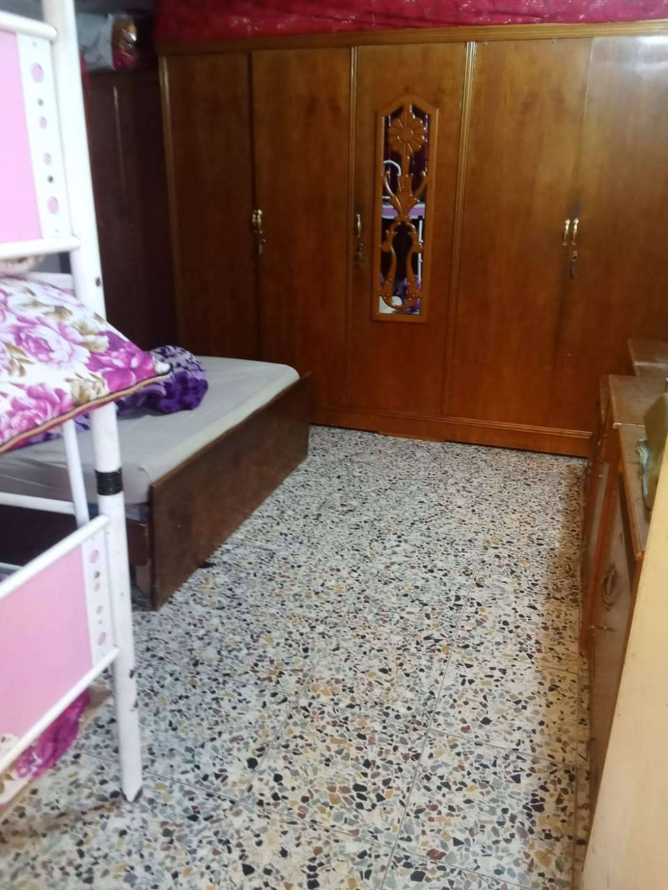 نصف قطعه خلفيه للبيع نظيفة جدا تحتوي أربع غرف اثنين فوك واثنين جوة وصاله مطبخ  وترك وحمام فوك وحمام جوة وغرفه فوك سندويج. مسويه مخزن بقطاع 52 خلف جامع الامام السجاد ع للاستفسار الاتصال بالرقم ***********
