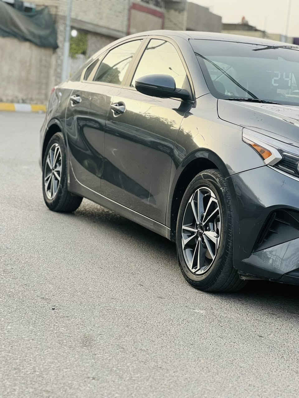 سلام عليكم
للبيع  
كيا فورتي موديل 2024 باسمي سنوية وهزه ورقم جدد  
وارد امريكي:  بيه بنيد فقط بدون اي دواخل  صور الحادث مرفقه مع المنشور سيارة مكفولة عدا البنيد سيرفس ممشتغل بية ايرباك سترين فقط 
مواصفات معروفه 
ويل كب
شاشه كبيره 
كامره دواره 
تحكم استيرن جهتين 
تبريد تدفى مكفولات
ماشيه39 الف حقيقي 
حجم المحرك 2000 دوش مكفول 
وبعد بيها مواصفات حلوه 
سياره جديده وجاهزه مكينه وكير وحداده وتخم تاير 
مــكــان-ســياره- بغداد 
الـــسعر:155  وبيها مجال بسيط
الاستفسار اكثر 
***********
