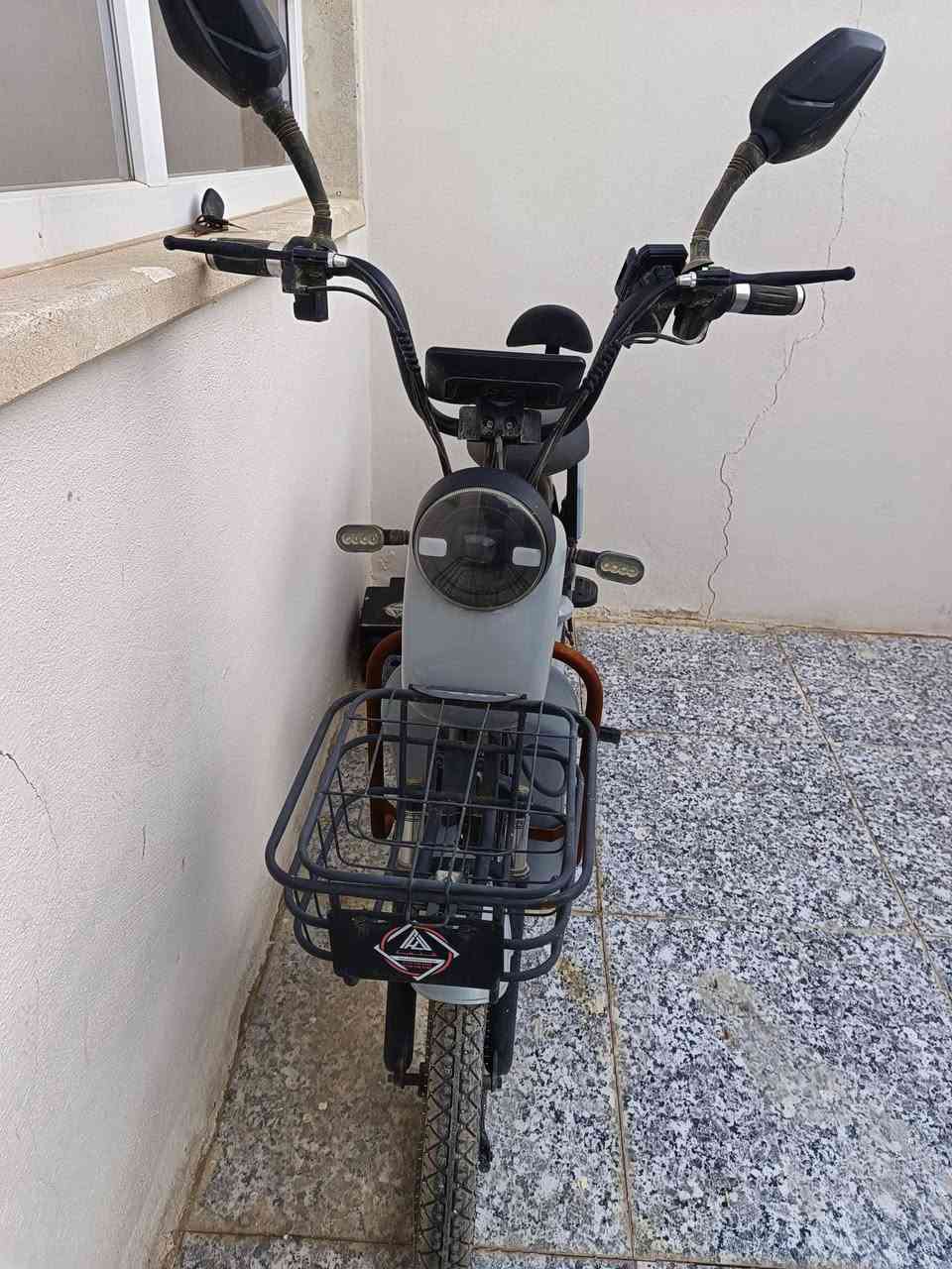 ماطور شحن للبيع الهيكل نضيف كلشي بي شغال هورن إشارة يمين يسار لايت بلوتوث بي خمس سرعات يمشي 100 النضافة كدام عينك مثل ما موضح بالصور 
ملاحظة //( بدوووون باتري ) يحتاجلو فقط باتري 
السعر 170 وبي مجال للطيبين 
رقم التلفون ***********
