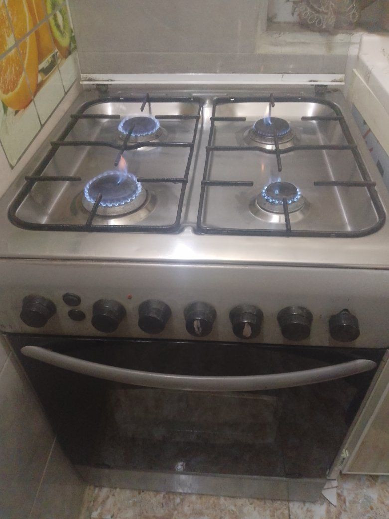 طباخات عدد اثنين للبيع الطباخ الكبير الفريش المصري شرط درجه اولى شغال خمس عيون والفرن سعره 160 والطباخ الأربع عيون شغال كامل مع الفرن سعره 75 للتواصل ***********
