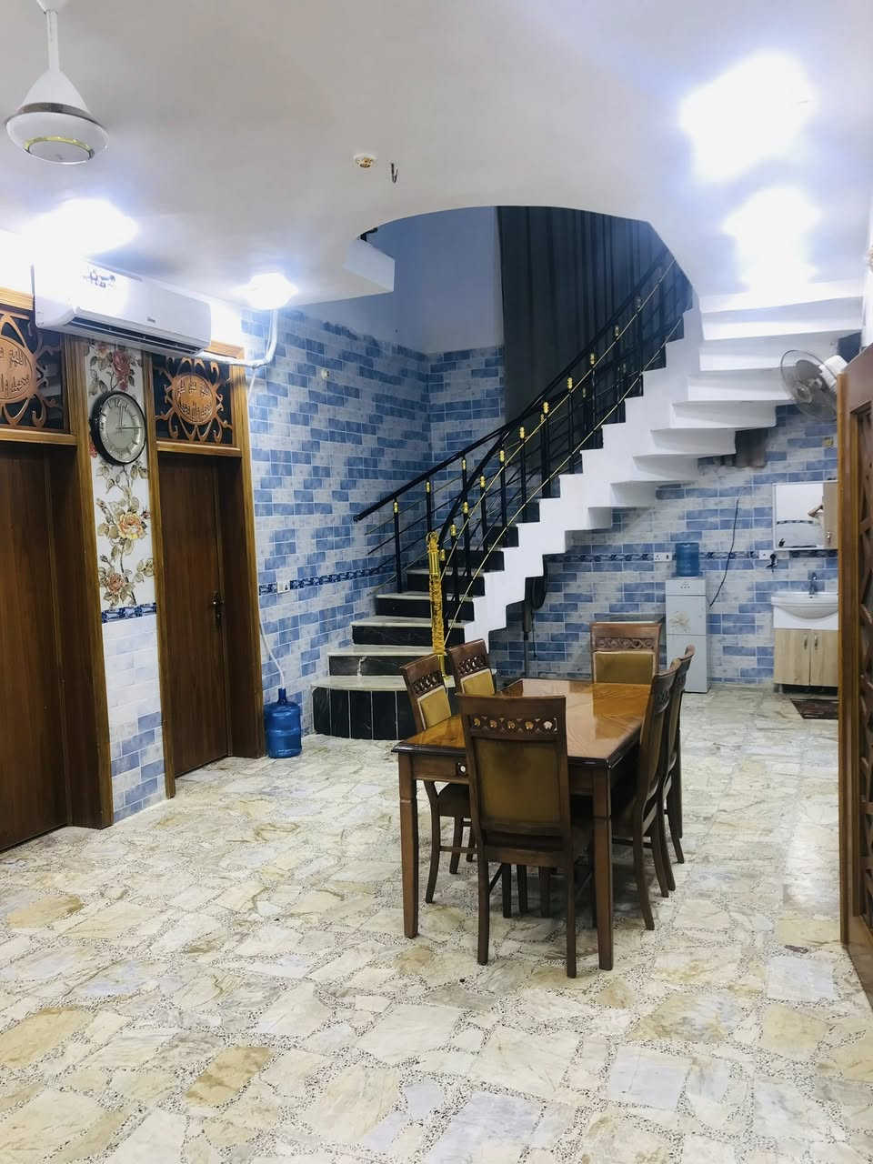 بيت للبيع مساحه ٢٠٠ متر طابو زراعي سند ٢٥ قرار محكمه بناء حديث عل حولي
مقابيل نزلت حي الضباط بيت ركن موقع حلو قريب للشارع العام 
متوفر خدمات  طابق واحد 
يحتوي على غرفتين منام وصاله على طول البيت واستقبال ومطبخ وصحيات داخلي وخارجي وكراج لسياره وسطحين وممر خلف البيت على طوله
وصاله فوك على عرض البيت تصلح غرفه 
كربلاء طويريج الحولي

*********** واتساب واتصال
