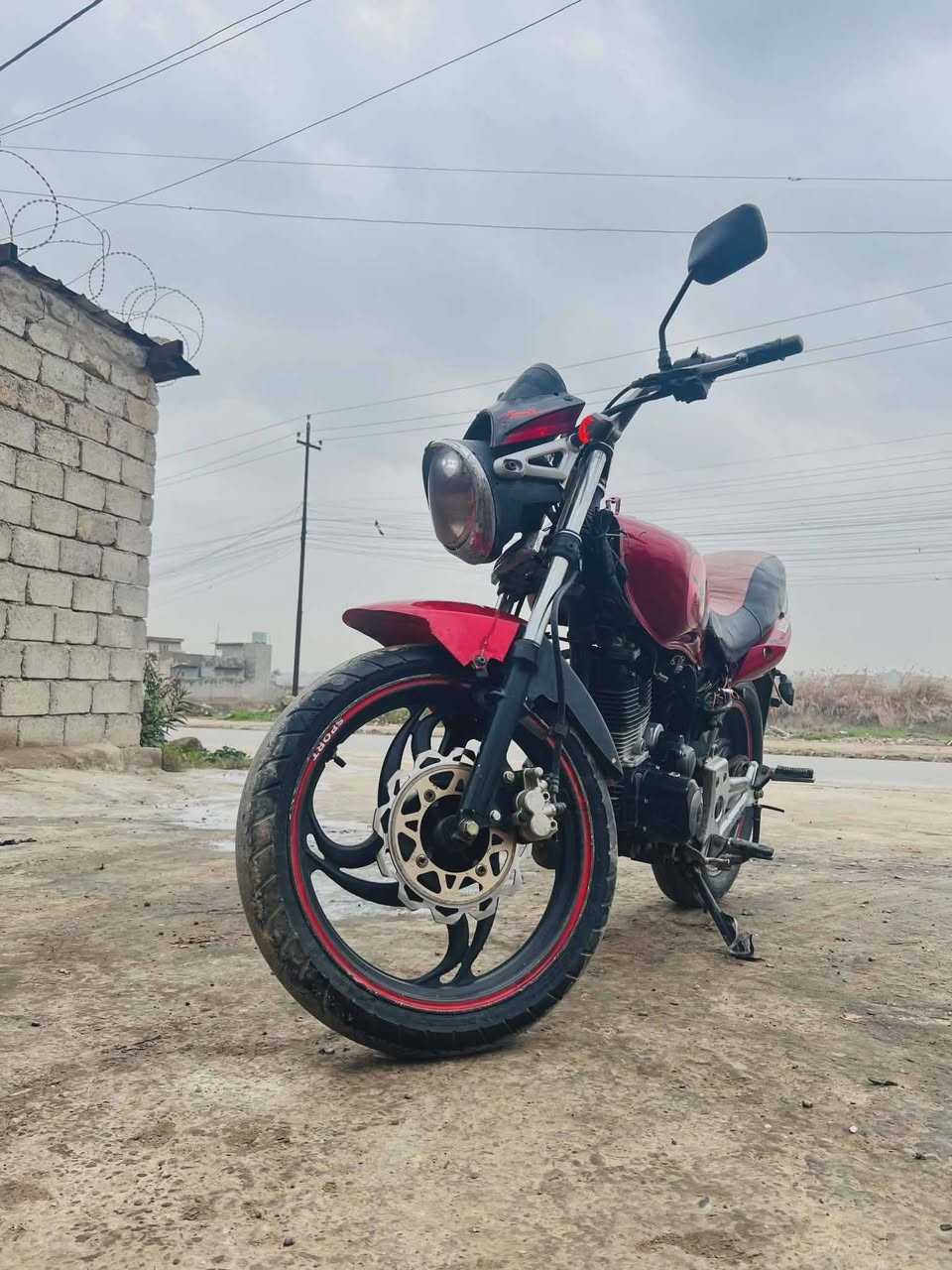 اسلام عليكم ورحمة الله وبركاتة دراجه للبيع دراجه جاهزه مكينه نشطه خير من الله نشاطها وايرمنيه شغاله سلف شغال بس اشحن الباتري لئن الباتري ضعيف مايشغل بس اشاره ولايت بريك الوره يعوزو لاستيكه مال دسك بريك كدام شغال  فقط السعر 250 وبي مجال قليل حك جيتك مكاني موصل الايمن بيع مستعجل موجود خاص موجود  ادمان وافق رقم ***********
