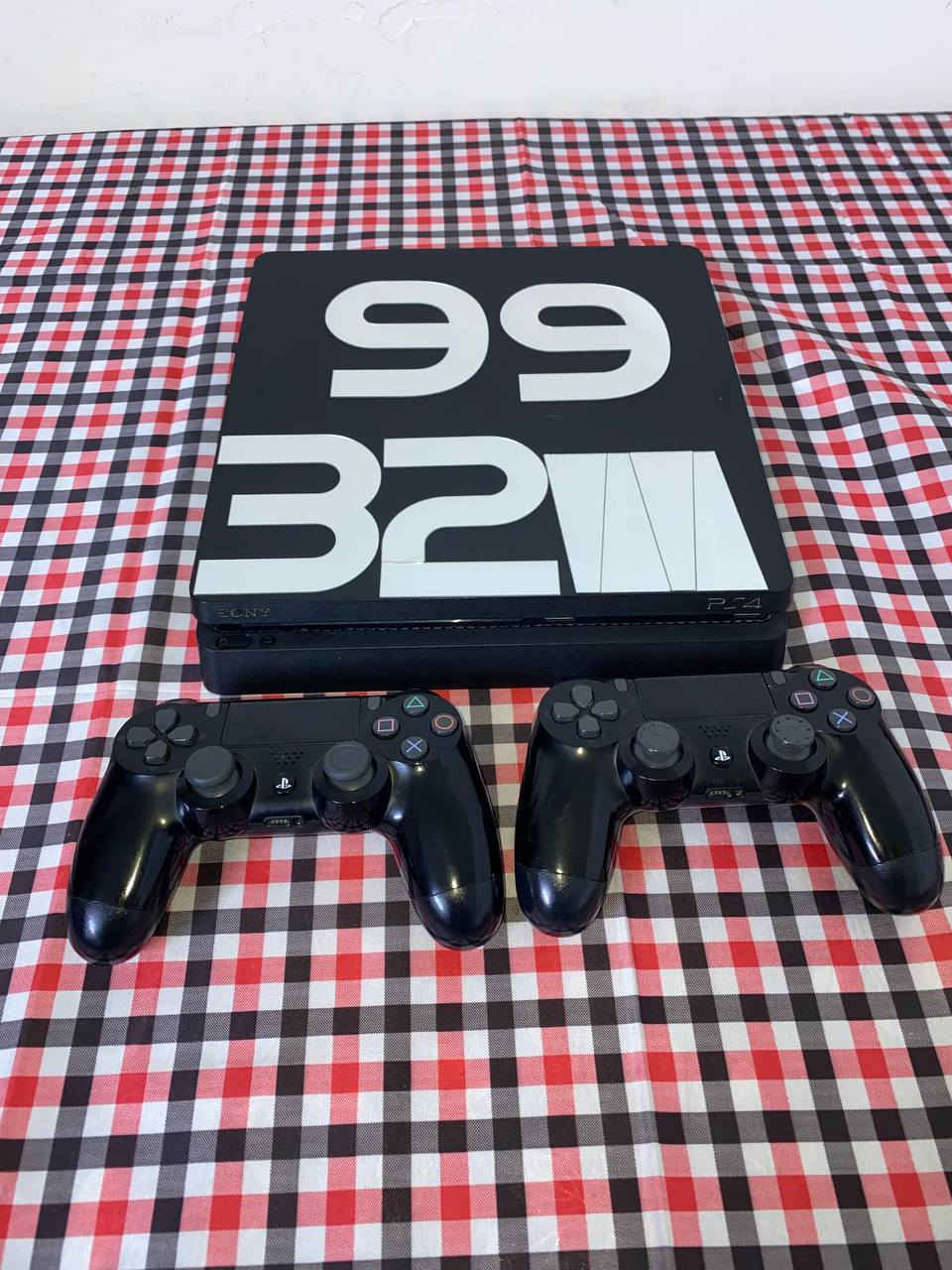 بلي ستيشن 4 سلم 500 گیگا نظافة 90% مع الكارتونة الأصلية
يدات 2 اصليات

مع ثلاث اقراص

Fifa 25 GTA 5 RED REDEMPTION 2

السعر 350 الف

العنوان بلديات صحفيين ظباط 
الرقم ***********
