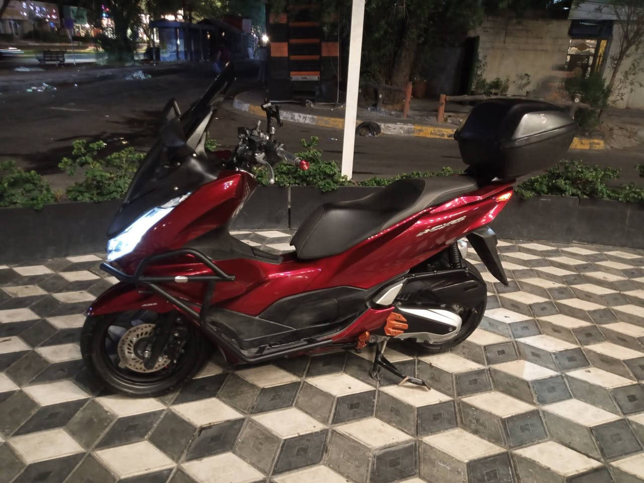 سلام عليكم PCX جيل الرابع ياباني مكينه 160
الون ماروني دراجه كفاله كفر نظافة ٩٠٪
ومكينه خير من الله

ماشيه 19الف ✅
حساس ازدحام ✅
حساس استان ✅
مانع انزلاق 
نضام اي بي اس 
درع اصلي sss
درع صالنصه
درع امامي الاصلي 
ستان مبايل
سبايه اصليه 
مع جنطه الاصليه 
 تزويد بيها حلو 
كله من حسن سبايسي 
 

السعر 29 
دراجه مجرد نص ساعه تمشي باليوم الله شاهد 
مجرد اروح بيها للشغل وارجع للبيت 

وابيعلك من باب بيتي وذا كلولك المكينه مفتوحه ترجع وفلوسك ضعف مكاني زيونه قرب الجوازات أو العبيدي 
‏‪***********‬‏
