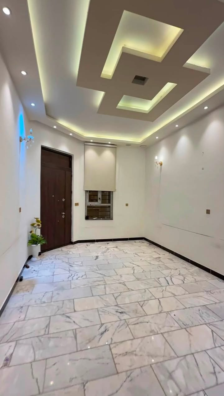 للبيع – دار حديثة البناء في حي الأساتذة / مربع ال9000
🏡 المواصفات:
* المساحة: 100 م²
* الواجهة: 5 أمتار
* العمق: 20 متراً
* البناء: سنة 2023
* درجة البناء: فوق الأولى
* الدار مبنية للسكن الشخصي وليس لغرض الاستثمار أو البيع، لذلك تم تنفيذها بمواد ذات جودة عالية واهتمام بأدق التفاصيل.
تفاصيل الدار:
🔹 الطابق الأرضي:
* استقبال كبير.
* هول (حولي) واسع.
* غرفة نوم.
* حمام.
* مطبخان (حار وبارد).
* المطابخ مجهزة بالكامل (كاونترات حديثة، طباخات، سنك ماء، مرشحات).
🔹 الطابق الأول:
* هول كبير جداً.
* غرفتا نوم واسعتان.
* حمام.
🔹 الطابق الثاني:
* بيتونة كبيرة جداً.
* سطحان.
مميزات إضافية:
* أرضيات مرمر درجة أولى.
* جبسن بورد حديث في جميع السقوف.
* منظومة إنارة حديثة ومتكاملة، جميع الإنارات مركبة وجاهزة للعمل.
* منظومة كهرباء متكاملة (بورد مستقل للطابق الأرضي، وبورد مستقل للطابق الأول، بالإضافة إلى بورد رئيسي).
* منظومة سماعات صوت داخلية.
* كاميرات مراقبة.
* ستائر كاملة.
* تانكيات ماء عدد 2.
* ماطور ماء.
* سخان ماء.
* حمام خارجي في الكراج.
* خط مولدة جاهز.
كما أن بعض الأثاث يباع مع الدار حسب الاتفاق.
📍 الموقع:
حي الأساتذة – مربع ال 9000 – الفرع الرابع من جهة الشارع السريع.
منطقة مخدومة بالكامل (تبليط، ماء، مجاري، كهرباء).
📜 السند:
سند 25، والدار مسجلة باسمي.
📸 تتوفر صور وفيديوهات تفصيلية للراغبين بالشراء.
📞 للاستفسار ومعرفة السعر:
***********

الرجاء التواصل على الخاص أو الاتصال مباشرة.
