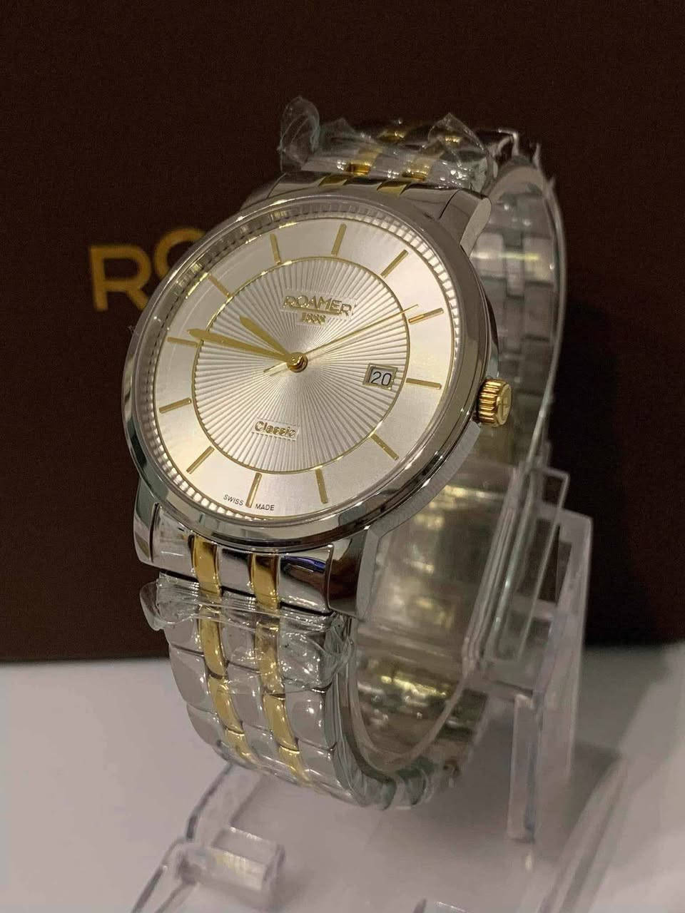 السلام عليكم........
ساعة ROAMER سويسري أصلي بطارية 
مكينة روندا ٥حجر 
القطر ٤٠
مقاوم للماء ٥٠م 
نافذة للعرض التاريخ 
جام زفير ضد الخدش 
سير حديد ستانلس ستيل مطعم لون ذهبي قفل معلم 
جديد غير مستعمل مع العلبة الاصلية وبطاقة الضمان
السعر ١٢٠$
يوجد توصيل ***********
