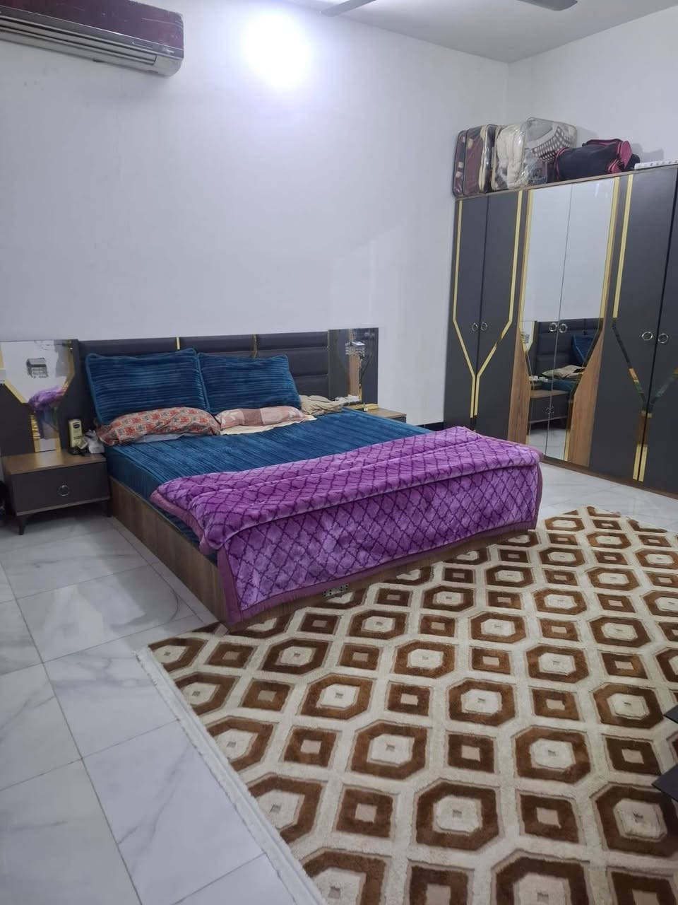 السلام عليكم /من رخصة الادمن دار للبيع في منطقة بوب الشام بناء جديد الجنس زراعي/ تبليط +مجاري +كهرباء+ماء المساحة 300 متر مثل ماموضح  بالصور طابق واحد 'غرفتين نوم وصالة واستقبال ومطبخ ومنور عدد 2 وحديقة وگراج  للاستفسار الاتصال على هذا الرقم /***********
