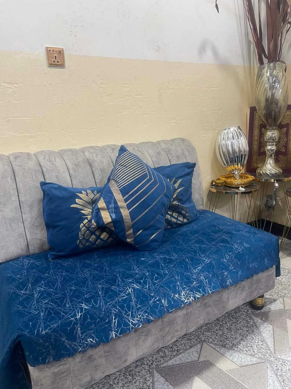 السلام عليكم مكلف بالنشر للبيع طخم نضيف ٧ أمتار مرتب وخشب نضيف مثل ما موضح بالصور الشاري يجي خاص


**إذا كنت صاحب هذا الإعلان وتريد حذفه لأي سبب، رجاءا أرسل رسالة إلى الدعم الفني**
