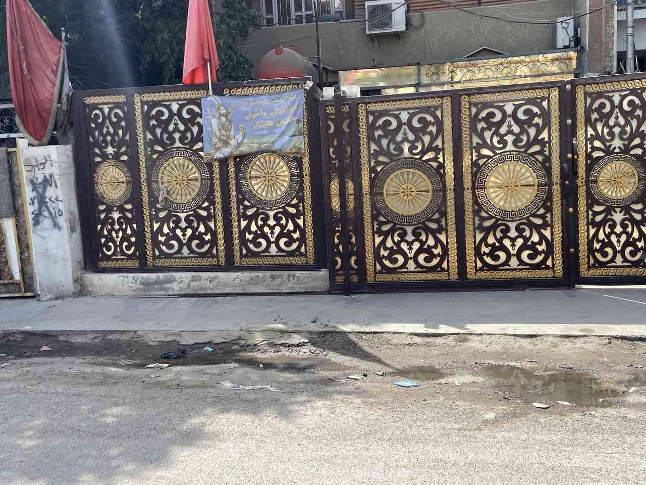 السلام عليكم باب سلايت مع سياج حديد ثقيل شغل تسكام جديد مابي لا زنجار ولا كسر بالبيلت لبيع مكاني مدينة الصدر ***********
