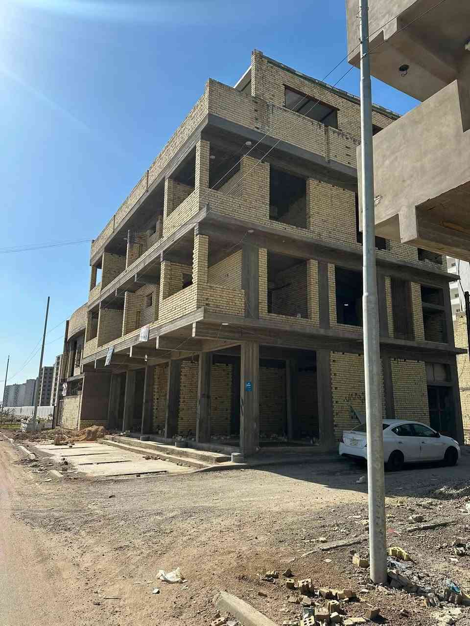 هيكل ركن  للبيت في حي الخليج بغداد الجديدة
مساحته 260 م مع قطعة ارض خلفية ملاصقة مساحتها 108م 
الطابق الارضي : خمس محلات جوه مساحة الواحد 40م
الطابق الاول : شقتين مساحة الواحدة 125 م تحتوي الشقة الواحدة  غرفتين وحمامين ومطبخ وصالة كبيرة وصالة  صغيرة 
الطابق الثاني شقتين ايضا نفس الوصف 
الثالث  بيتونة وصالة جبيرة 

محلة 705 , زقاق 1
للاتصال ***********
