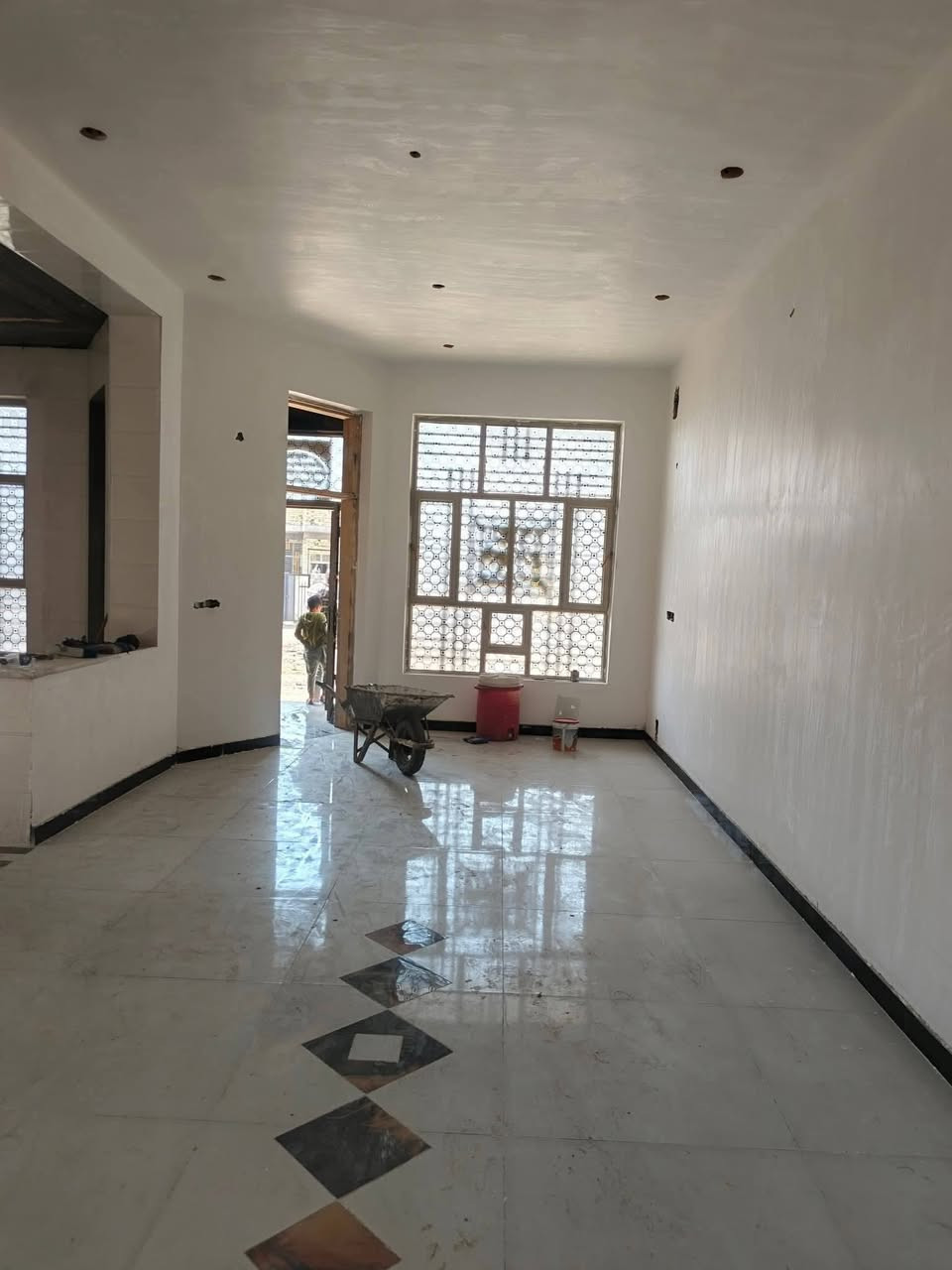 السلام عليكم
  دار للبيع مكان مميز جدا 
طابو زراعي سند25 
يبعد عن التبليط 20متر
بإسم صاحب الارض
تحويل البيت ثاني يوم بعد الشراء
العنوان / /بابل المدحتيه 
حي الحوراء شارع 14الجديد 
المساحة//500متر
الواجهه //12متر
مساحة البناء //263متر
بناء حديث بإشراف وتنفيذ مهندس مدني سنة البناء ٢٠٢٥ 
قريب على التبليط جدا 
خدمات كامله من ماء وكهرباء وتبليط 
السعر/١٧٠ مليون وبيه مجال      
تفاصيل البيت
استقبال 10*4
صاله كبيره 10متر
عدد الغرف 3    4*4 4*5 
4*5 واحده من الغرف نضام سويت
مطبخ حار وبارد
منور خلفي 2متر
مجمع صحيات 
خريطه بوب.وشبابيك البيت كامله 
عرض الشارع٧ونص متر
البيت كامل وجاهز نقص بصيط
عرض الشارع ٧ونص متر
البيت موقع حلو وجيد جداً 
للاستفسار
مراجعة  مكتب دلالية وائل الهندي 
***********وائل الهندي
ابو علي***********
مكتب دلالية وائل الهندي بابل المدحتيه الحمزه الغربي ع شارع 60 قرب سلوان ابو الكاشي مقابيل فرع علي قماره
