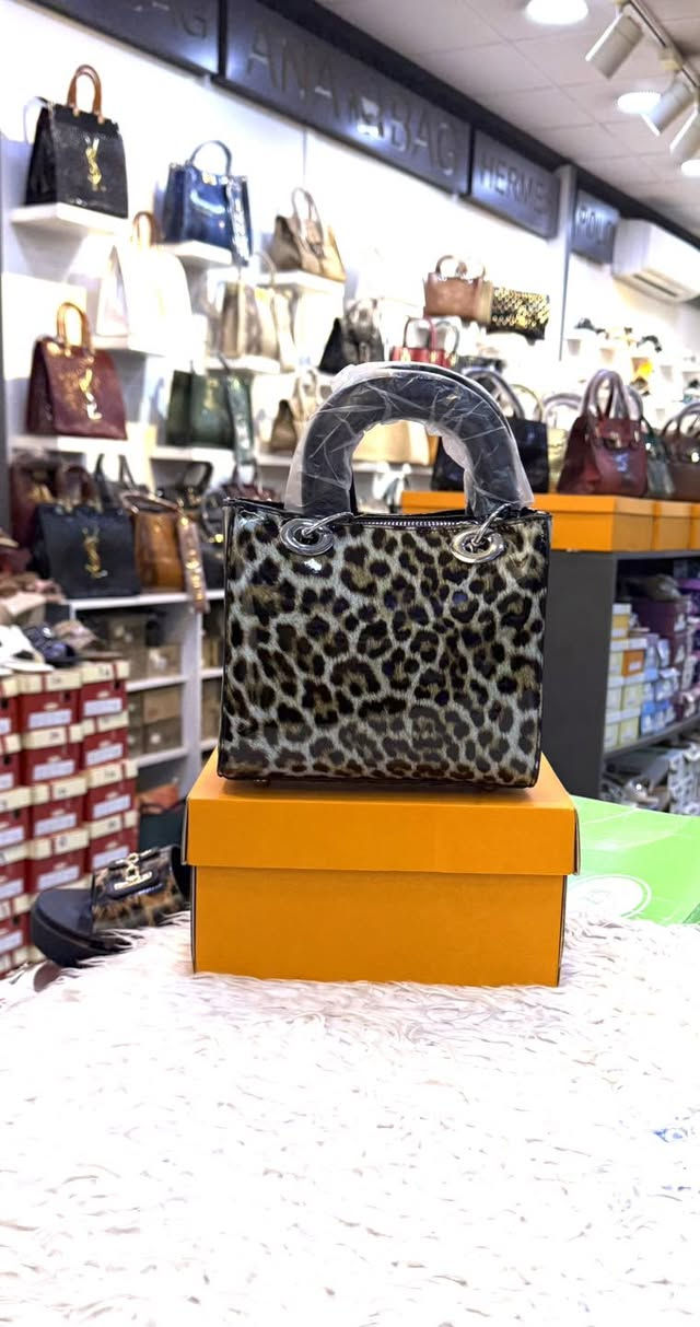 سلاو 😍👋 مرحبا 👋🧡 ANA SHOES 

جبنالكم حقايب نسايً ماركة Diar  جديد 10الوان موجود
العنوان كركوك قادسيه الثانيه بدايه سايدين ابو
 خطاب  توصيل جميع محافظات
الاتصال على هذا الرق***********
