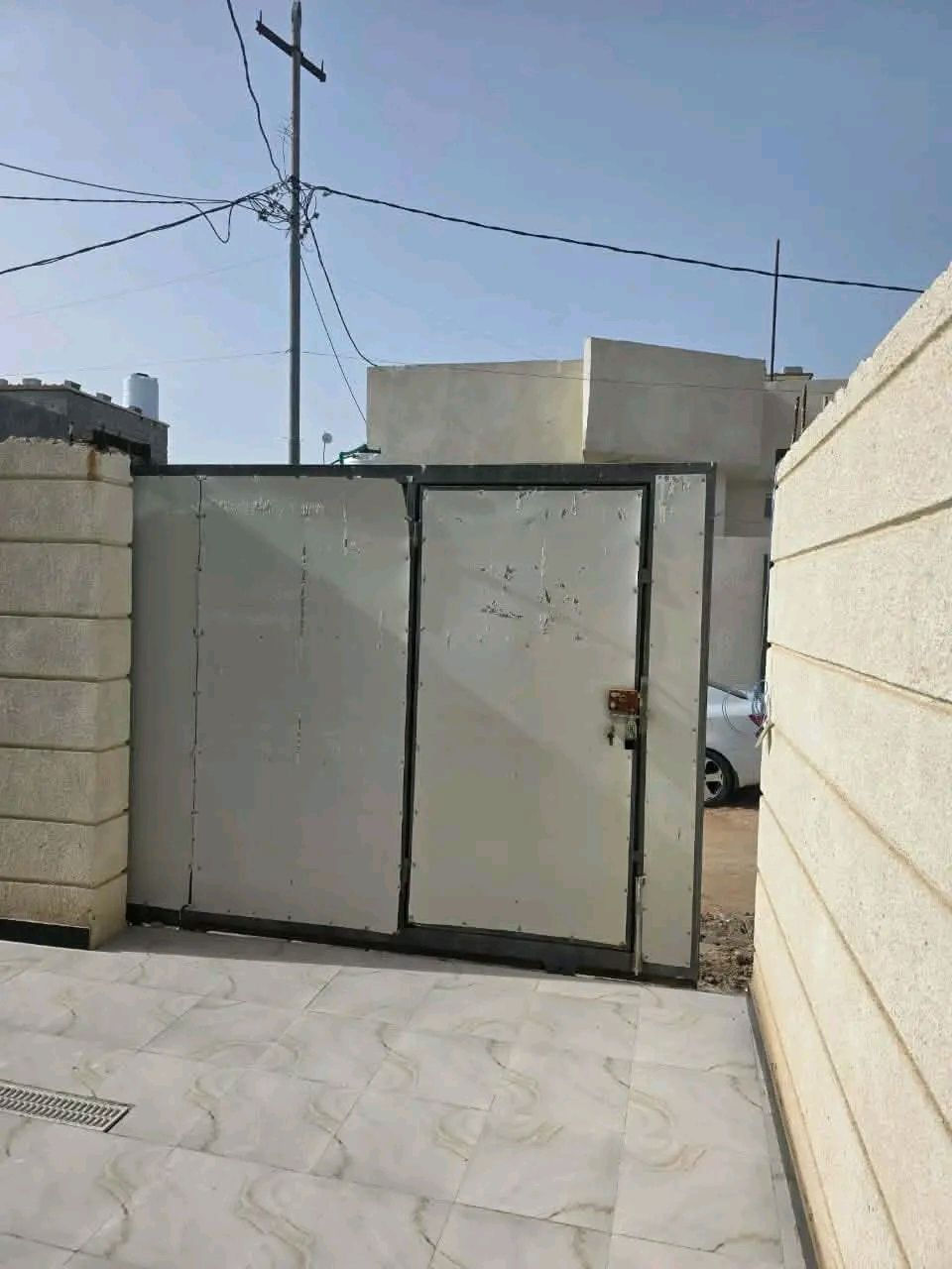 بيت للايجار أم الخيل شارع عشرين 
البيت بناء جديد وبعد محد ساكنه
 هسه طالعين العمال منه المساحه ٢٢٠ م
 مكون من طابق واحد نوع البناء بلوك غرفتين
 نوم وهول ووصاله ومطبخ وحمامات داخلي وخارجي ومنور  وكراج وحديقه كدام البيتها
  البيت السطح مالته ايزوكام يعني جاهز 
للإستفسار الاتصال على ***********
سعر الإيجار ٤٠٠ مع الماء والكهرباء
