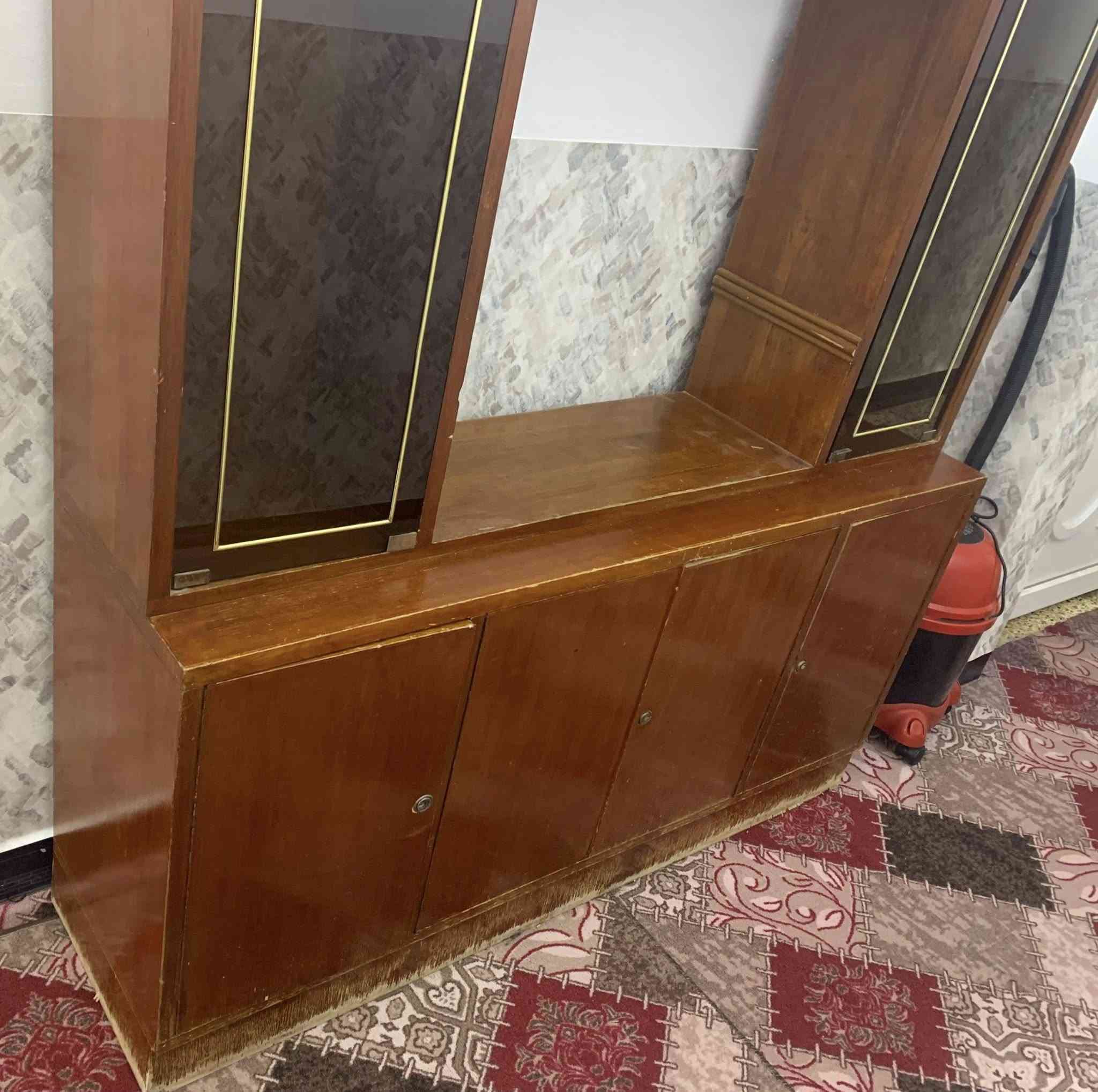 للبيع 
بوفيه خشب عراقي شرط لا كسر ولا مفلش 
نظيف كدام العين 
الطول 150سم
ارتفاع 170سم
العرض 40 سم 
مكاني موصل جانب الايسر حي الصديق قرب جامع صله الارحام 
التواصل خاص او الاتصال على 
الرقم :***********
