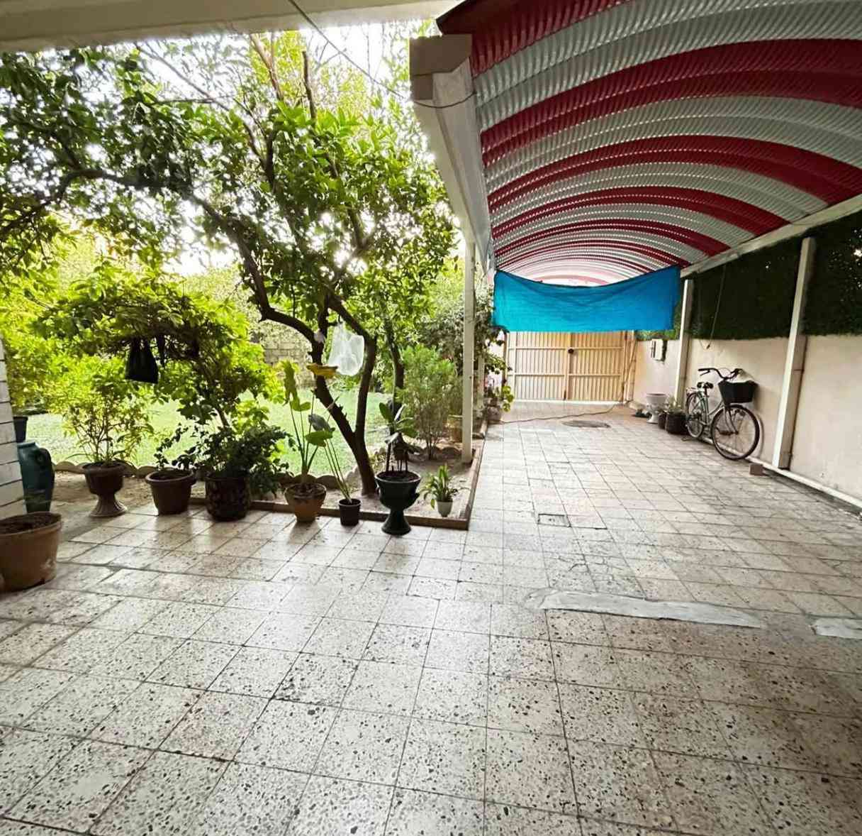 دار للبيع في حي الحدباء طابقين المساحة 116 م واقع حال 120 م واجهه 6 م 3 غرف نوم هول واستقبال ومشتملات شارع واسع 15 م اتجاه قبلة .
***********
***********
عقارات الصفوة  حي المصارف قرب جامع سعدي مهدي
