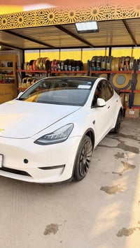 تيسلا Y دبل ماطور 2023 لونك رينج نظيفة جداً بـ 165 ورقة حادثها جاملغ خ...