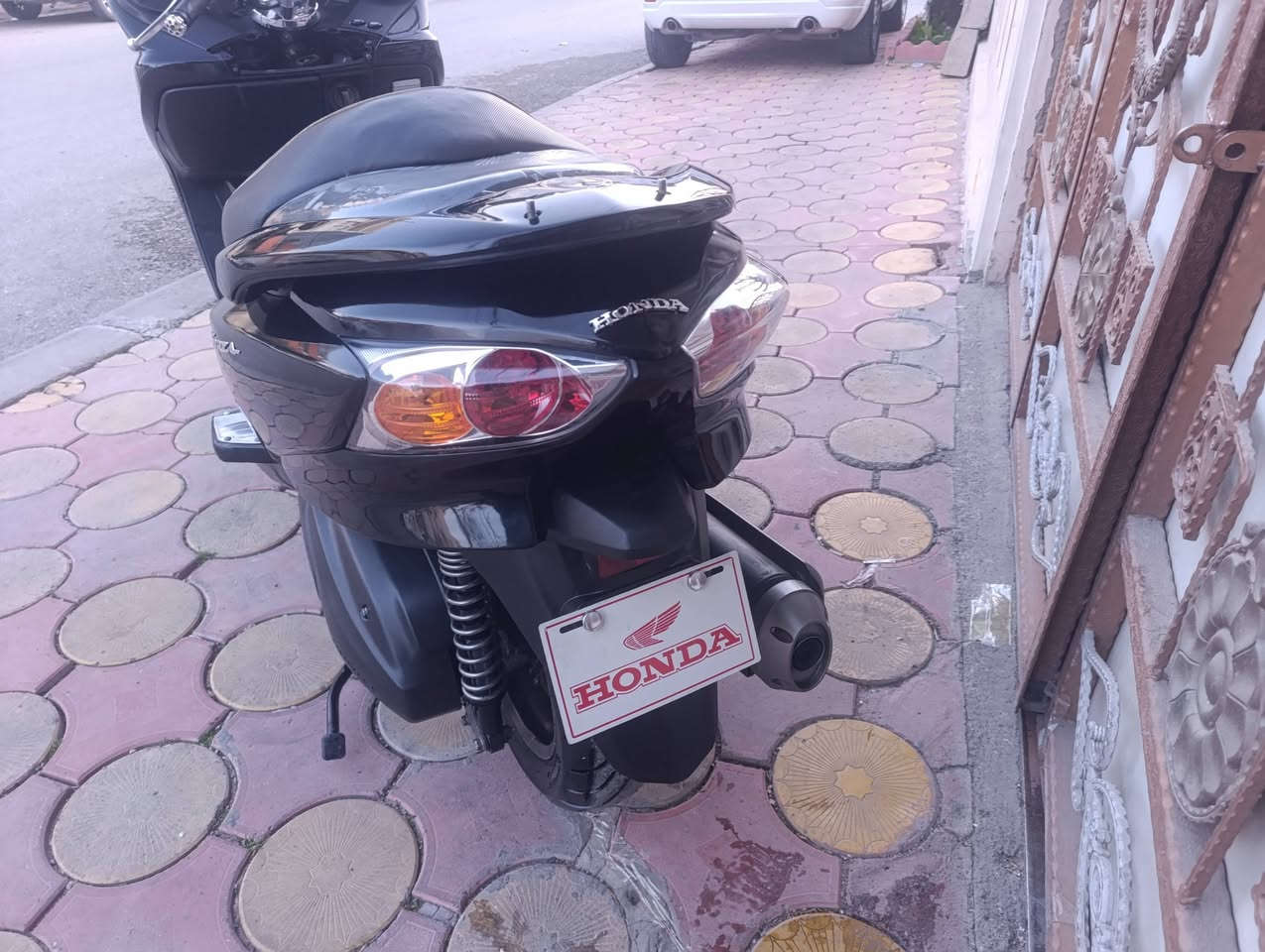 هوندا فورزە 010  بس بۆ فروشتن گوڕینەوە ناکام
گیڕو مکینە نەکراوەتەوە بە شەرت لیچونی ڕونی نیە 
تایە ی پیشو دواوە تازەیە  کامل سیرفز کراوە 
تسجیلی بیلاد لە گەل سکلیتەری بنزین 
لایت کرستاڵ  
سعری 15 گەڵا 
شوین . سلیمانی


**إذا كنت صاحب هذا الإعلان وتريد حذفه لأي سبب، رجاءا أرسل رسالة إلى الدعم الفني**