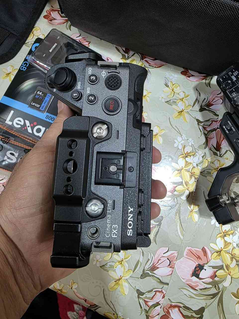 سوني FX3 نظيفه جدا جدا شتر 2k
تصوير فديو 14 ساعه  اخت الجديد ملحقات 

( بكج حديد. ، هاندر ، رام ، جنطه ، شاحن دبل )

السعر 4 ملاين و 300 الف قفل 🔒 نهايتها

بيع. او مرواس مع سوني 4 مع دفع الفرق 

مكاني بابل 

***********
