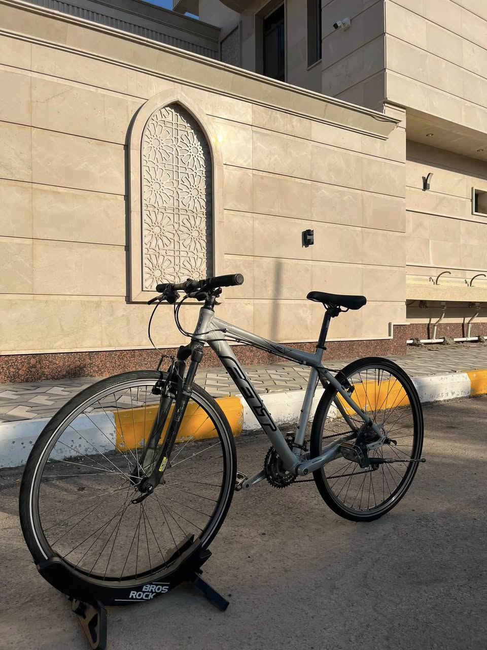 السلام عليكم 
للبيع بايسكل ماركة فيلت امريكي 
حجم 28 قياس M 
سستم بالكامل ديور 
وياله WTB 
تايرات CONTINENTAL اصليات 
دبل امامي قفل و فتح 

السعر 190 
مكاني بغداد زيونه 
هاتف: ***********
متوفر توصيل لجميع محافضات العراق
