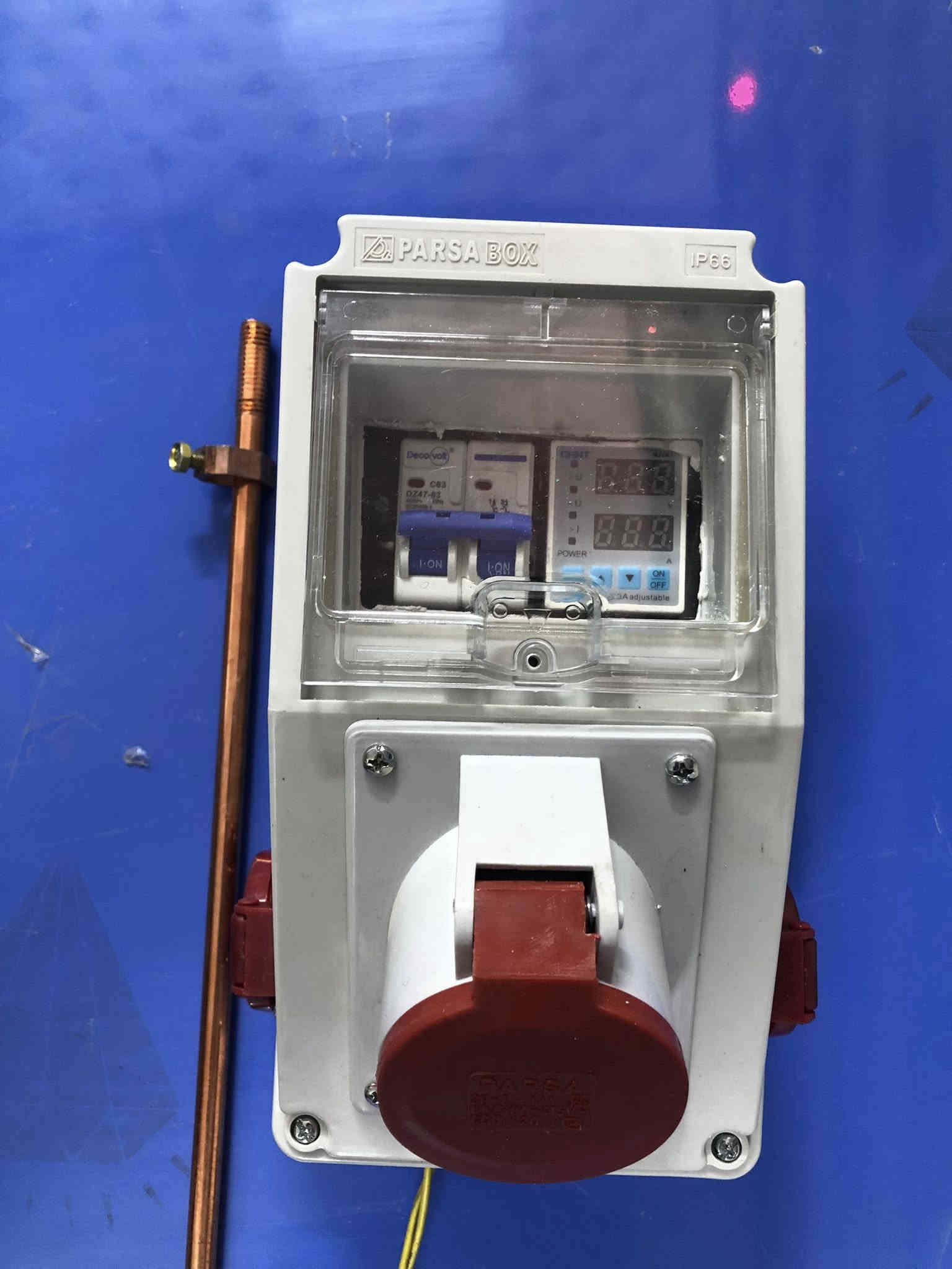 ⚡️ جهاز حماية الشواحن الكهربائية للسيارات الهايبرد والكهربائية ⚡️

احمِ سيارتك وشاحنك من أي مخاطر كهربائية مع جهاز الحماية الذكي المصمم خصيصًا للسيارات الهايبرد والكهربائية.

🔧 المواصفات الفنية:
 • حماية متكاملة من ارتفاع أو انخفاض الفولتية.
 • منظومة تأريض متكاملة بطول 120 سم لأعلى درجات الأمان.
 • مآخذ متعددة تتحمّل تيارًا يصل إلى 32 أمبير.
 • صندوق خارجي متين مقاوم للماء ويتحمّل جميع الظروف المناخية.
 • الأجهزة المتوفرة: 32A و 63A، مع إمكانية التصنيع حسب الطلب.
 • ضمان لمدة سنة كاملة.

💰 السعر: 80,000
📞 للاستفسار والطلب: ***********
