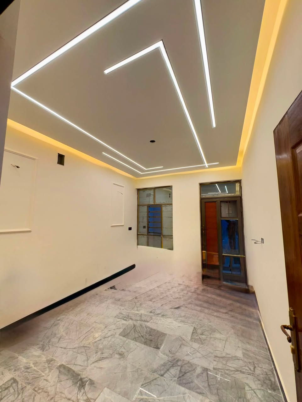ملاحضه / العنده عقار 🏡#للبيــــــع ويريد يبيع  #دزونه كافه التفاصيل العقار مع ذكر السعر ورقم التلفون ☎️وان شاء الله باقرب وقت ينباع ان شاء الله 🤲❤️
————————————————-
🔸 مشتملات للبيع طابو صرف مناسبات جدا جدا ✅
 70متر الواجهه 4 والنزال 17
بناء سنة 2026🔑 درجه اولى كامل مكمل بناء زيرو وحديث وتكمه 

🔸الطابق 1️⃣كراج  وخدمات خارجيه واستقبال ومطبخ وخدمات داخليه وحولي وغرفه نوم 
     الطابق 2️⃣غرفتين نوم وصاله وبلكونه وخدمات 
     الطابق 3️⃣بيتونه كبيره وسطحين 

🔸موقع ممتاز جدا📍الشعب شارع الصحه خلف مطعم محمد الكردي شارع عريض عرضه 15متر ورصيف عريض  و+مناسب لحك قبل لاينباعن
 
🔸السعر: 175 وقابل للتفاوض 

مكتب ابو علي الدراجي للعقار 🏛️
 الشعب-نهايت شارع الصحه-مقابيل كرزات ركن الصحه 
***********📞
***********📞 ‭
***********📞
