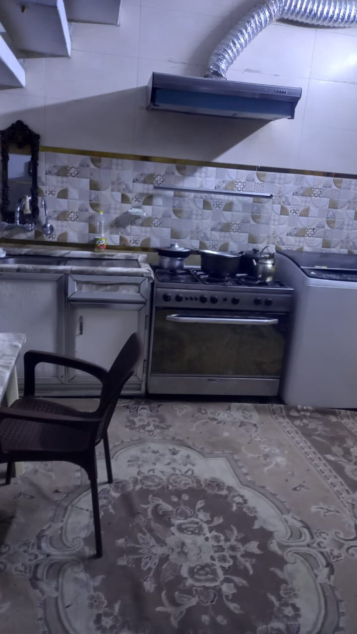 السلام عليكم . . . بيت في جكوك حي الاساتذة طابو ملك صرف مساحة ( 100 m ) واجهة 5 نزال 20  طابق ونص
يحتوي على غرف عدد 2 وصاله  ومطبخ وصحيات عدد 3 
( البيت يحتاجلة ملاحظات ) 
الاستفسار الاتصال ع الرقم ***********
