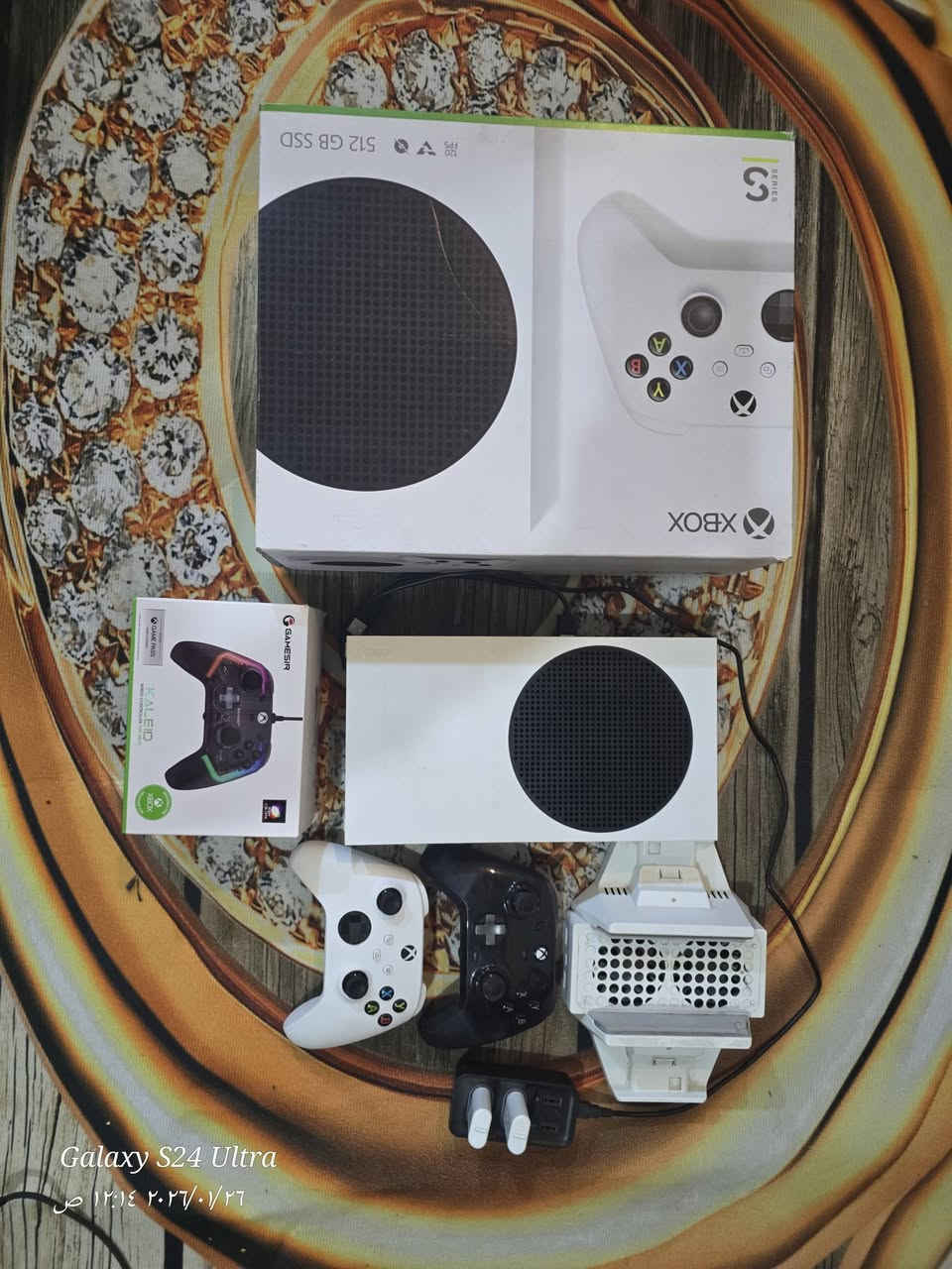 السلام عليكم 
للبيع سيريس اس اونلاين نضيف جداً 
ذاكره 512 GB
يده احترافيه 
يده اصليه مال الجهاز 
مروحه للتبرير
لعبة Forza Horizon 4 قرص 
لعبة Forza Horizon 5 شراء داخل الحساب 
وبي بعد اهواي العاب بالحساب 
السعر 325 الف وبي مجال بسيط 
العنوان بغداد جميله الأولى فلكة 83 
للإستفسار ***********
