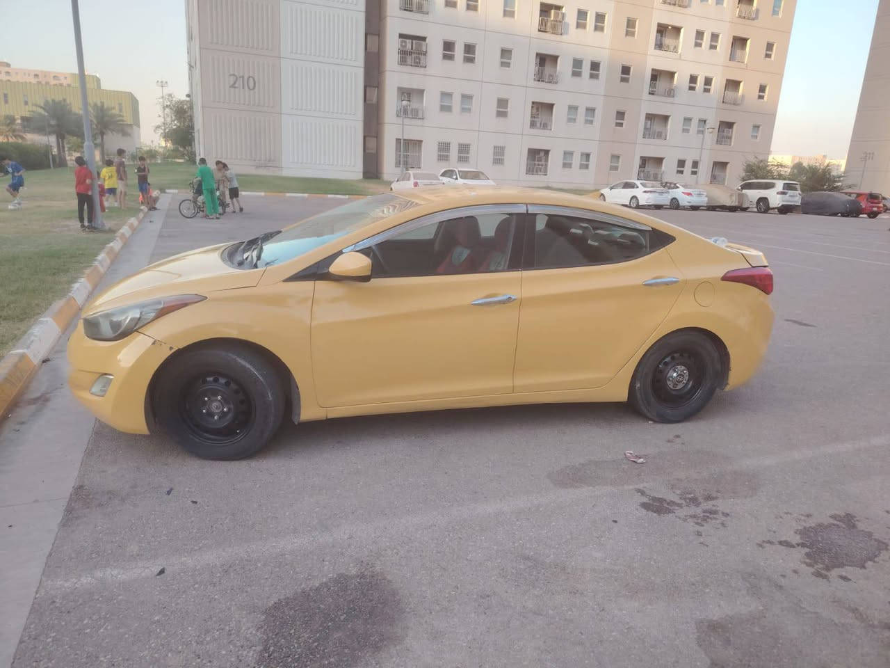 ,النترا 2013 وارد امريكي حادث جاملغ خلفي فقط بدون دواخل ...وجاملغ الامي بيه طخه بسيطه   ..
..

السياره محرك ١٨٠٠. دوش 

تخم تاير جواها جديد ..
 جاهزه باسمي رقم جديد وسنويه جديده..
مكاني بغداد بسمايه  
السعر ب ٨٥ وبيه مجال بسييط للطيبين...
تحويل ثاني يوم...
***********
