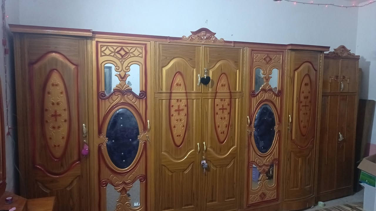 غرفه نوم نضيفه 100ي100
صار خمس اشهر من كملها النجار وصلها موجود 
وياها دوشك دزكام بي ضمان خمس سنوات 
لي تفيده يتصل وبي خير ويدلل
***********
