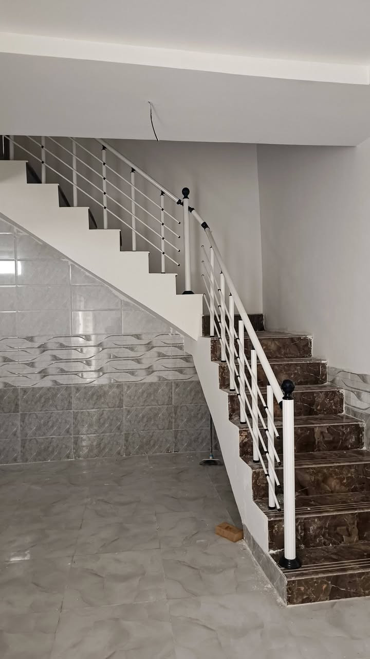 سلام عليكم  بيع مستعجل سعر 49 بناء طابوك جمهوري اساس صب كونكريت يحتوي على غرفتين او صاله وستقبال شارع المطار جديد بشارع علكم بشارع حاتم الخير نهايت المقرنص بل بدايه سند 25 رقم الهاتف  ***********
